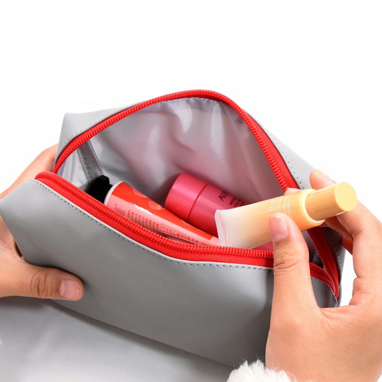 How do you make full use of cosmetic storage bags to protect your cosmetics?